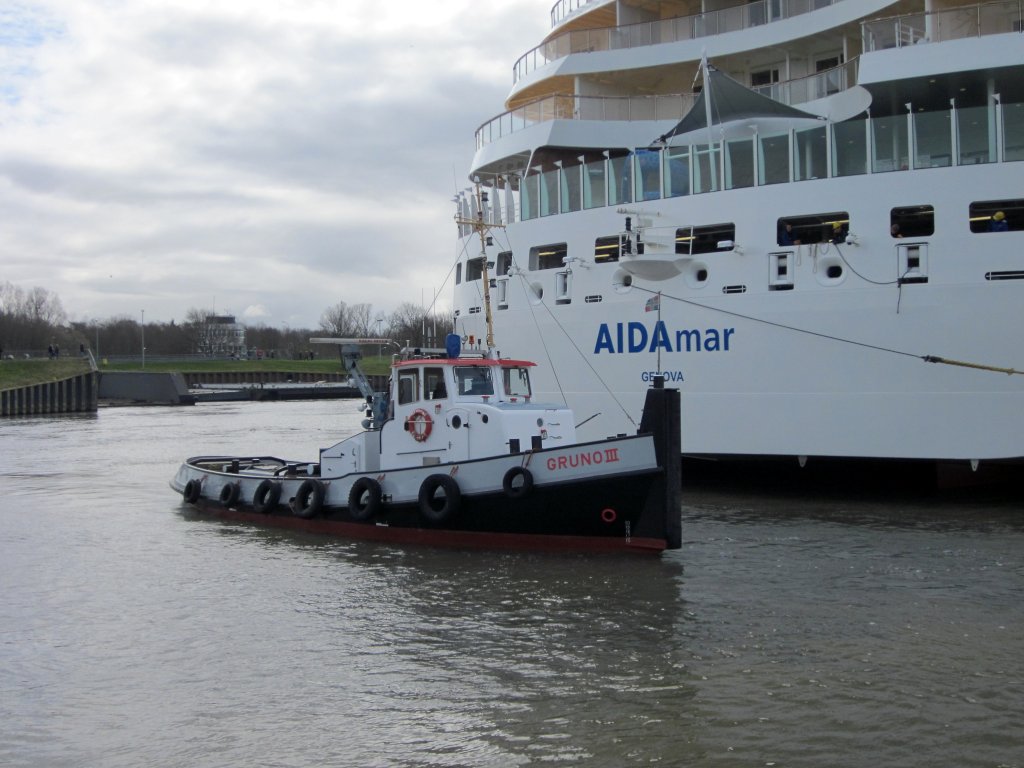 Schlepper Gruno III bernahm von der  AIDAmar  die Heckleine und brachte diese zum Festmachen an Land. Papenburg 01.04.2012