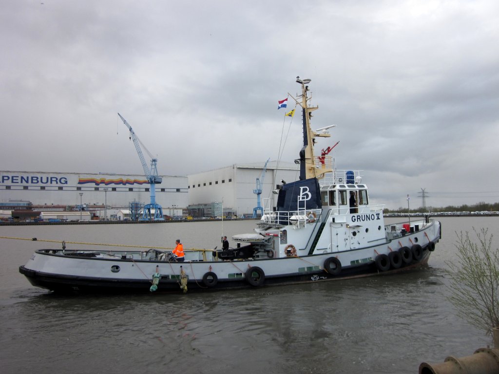 Schlepper Gruno V zog beim Ausdocken am Heck der  AIDAmar. Papenburg am 01.04.2012  