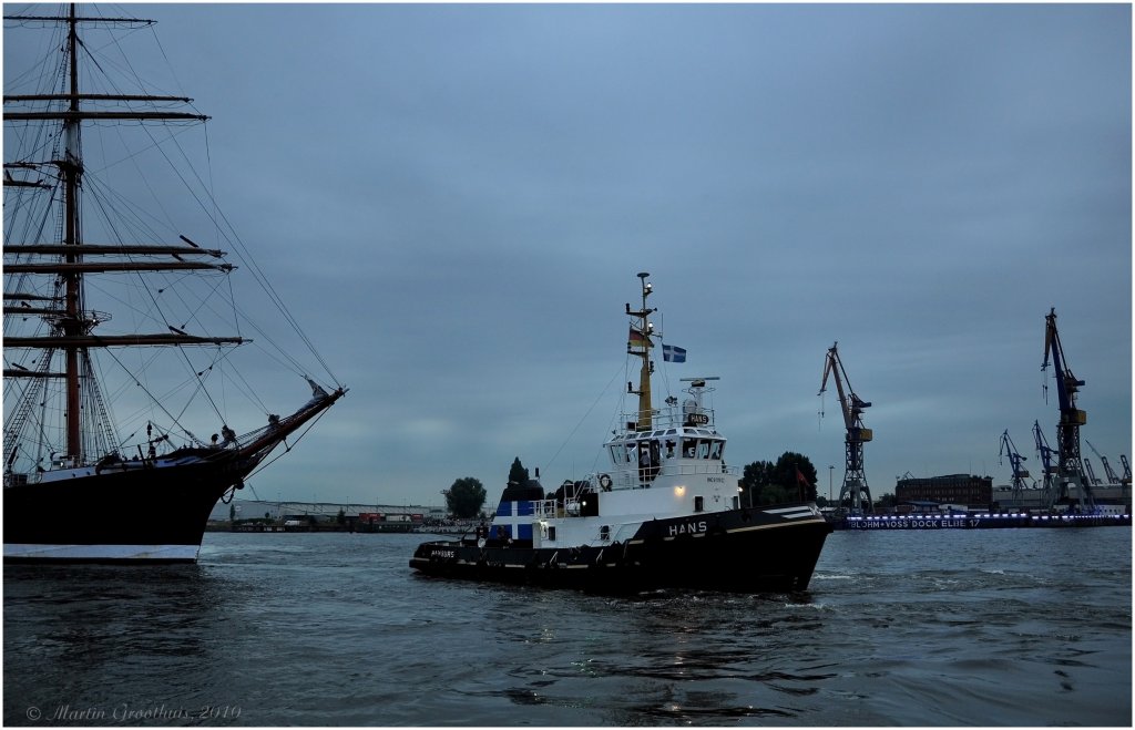 Schlepper  Hans  bewegt am 31.07.2010 die Viermast-Bark  Sedov  im Hamburger Hafen (Cruise Days). L:26,40 m / B:8,80 m / Antrieb 1280 kw / Pfahlzug 27 t / Baujahr 1982 / Heimathafen Hamburg / Flagge Deutschland