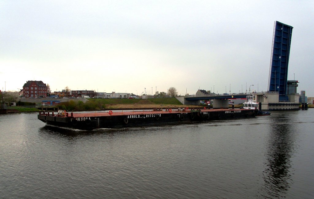 SCHLEPPER HANS IMO 9173977, hat mit seinen beiden Schwerlast-Pontons den Lbecker Burgtorhafen erreicht und wird am LMG-Kai festmachen... Aufgenommen: 24.4.2012