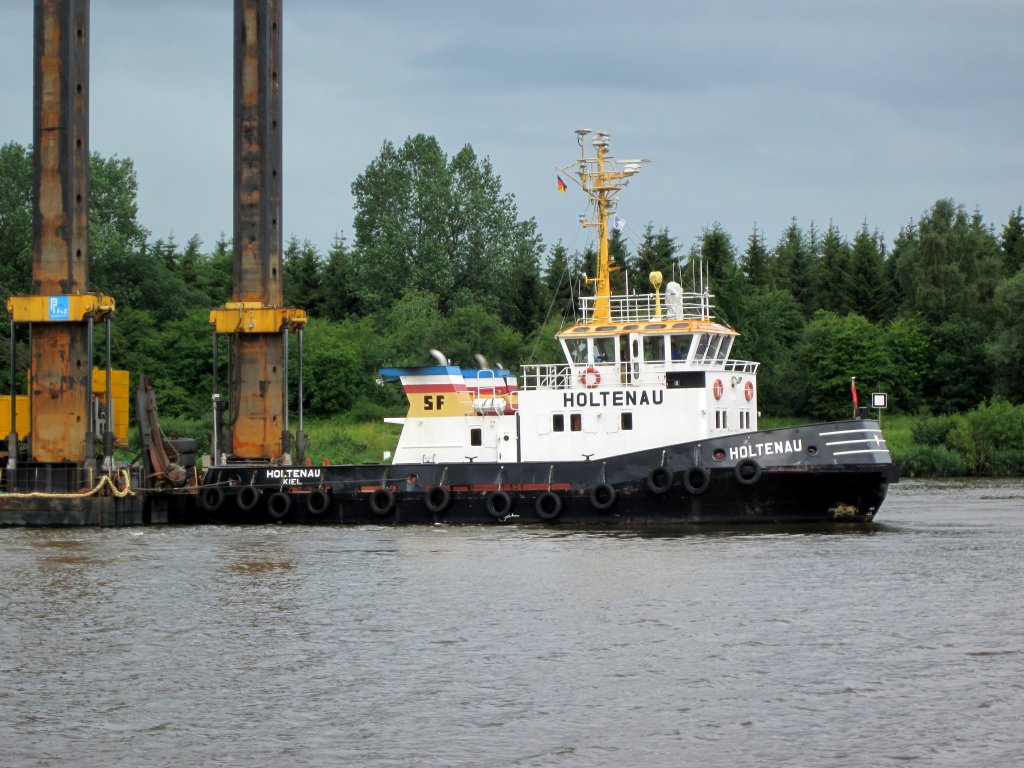 Schlepper Holtenau , IMO 8200321 , Kiel , am 20.07.2012 als  Bremse  eines Schleppverbandes in der NOK-Ausweichstelle Breiholz. 