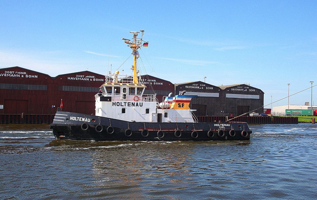 Schlepper HOLTENAU, IMO 8200321, Rufzeichen: DKFW, luft als Bremser am Bug der achteraus bugsierten HAPPY DIAMOND hier durch den Lbecker Konstinhafen...
Aufgenommen: 30.4.2012