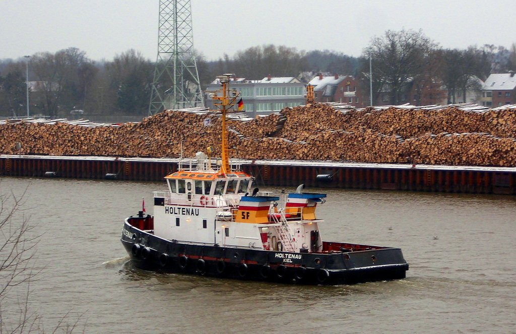 Schlepper  HOLTENAU  IMO 8200321 traveaufwrts vorbei am CTL-Kai...
Aufgenommen 27.1.2012