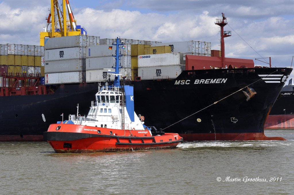 Schlepper  Innovation  am 1.05.2011 bei Wenden des Containerschiffes  MSC Bremen  in Bremerhaven. L:31,63m / B:12m / 12,5kn / Pfahlzug 78t / Heimathafen Rotterdam / Flagge Niederlande  