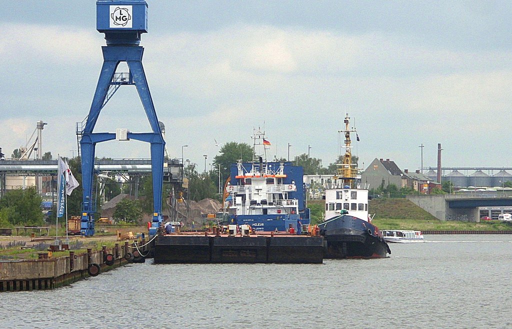 SCHLEPPER MORITZ IMO 9096454, macht die Dreifach-Ponton's am Lbecker LMG-Kai seeklar. Durch den NOK nach Hamburg...
Aufgenommen: 19.6.2012