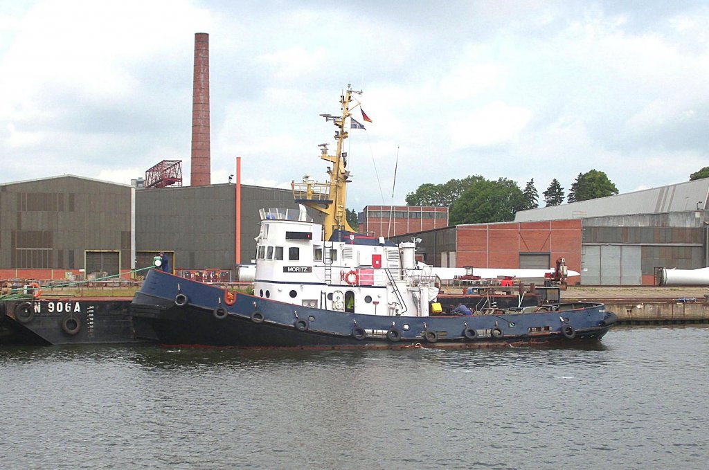 Schlepper MORITZ IMO 9096454 MMSI 211118520, Baujahr: 1971, hat an den Schwerlast-Ponton's, die zur Verladung von schweren Maschinen am LMG-Kai lagen, festgemacht und bereitet den Abtransport vor...  Aufgenommen: 19.6.2012