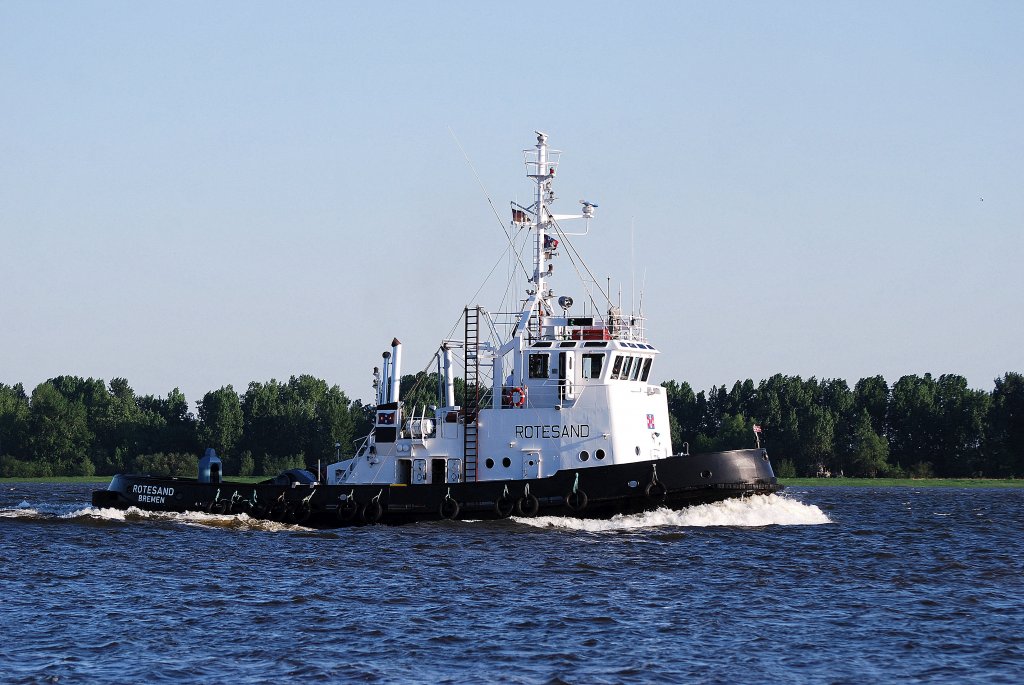 Schlepper Rotesand IMO-Nummer:7525205 Flagge:Deutschland Lnge:32.0m Breite:9.0m Baujahr:1976 Bauwerft:Neue Jadewerft,Wilhelmshaven Deutschland passiert das Willkommen Hft in Schulau Wedel am 08.05.11 