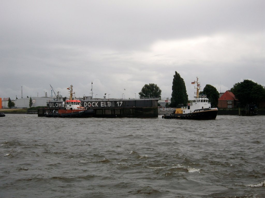 Schlepper WILHELMINE  und BUGSIER 17 haben das Docktor von ELBE 17 geffnet. (HH, 19.07.12)