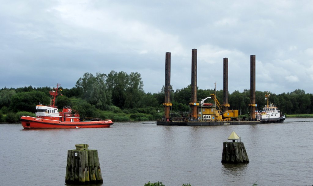 Schleppverband bestehend aus Schlepper Ares (7642144) als Zugfahrzeug , der Plattform  Annegret und dem Brems-Schlepper Holtenau (8200321) am 20.07.2012 in der NOK-Ausweichstelle Breiholz Fahrtrichtung Brunsbttel.