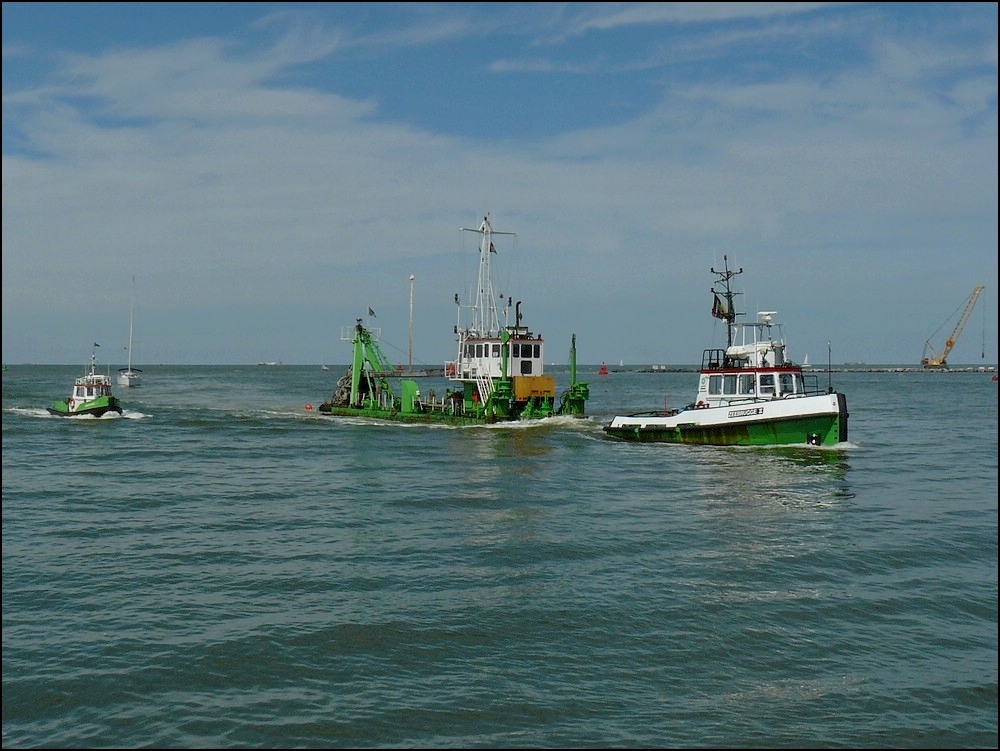 Schleppverband  Zeebrgge II  schleppt ein tief im Wasserliegendes Spezialschiff in den Hafen von Oostende. 11.08.2010 