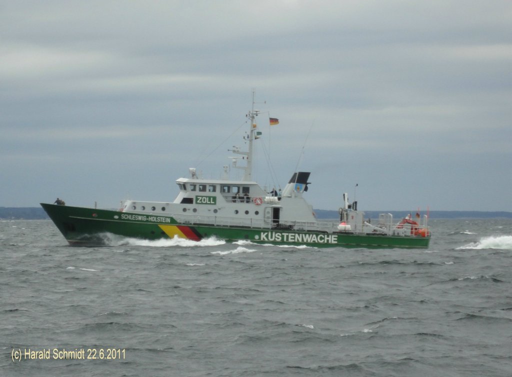 SCHLESWIG-HOLSTEIN  am 22.6.2011 auf der Kieler Frde
/ Zollpatrouillenboot / BRZ 298 / La 38m, B 7,8m, Tg 1,8m / 3300 kW, 28 kn / 1988 bei Fr. Schweers, Bardenfleth, Deutschland / Heimathafen: Bsum / Tochterboot: HAUKE HAIEN; Damen Shipyard, NL, La 6.5m, B 2.5m, Tg. 0.35m, 26 kn /
