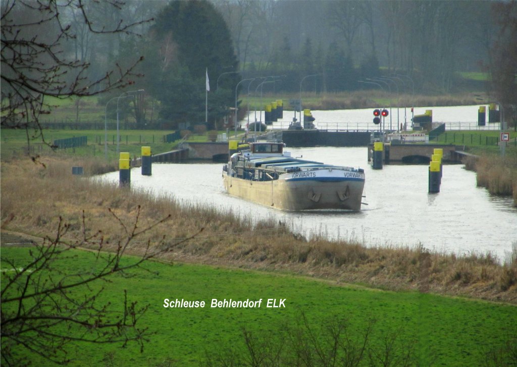 Schleuse Behlendorf im Elbe Lbeck Kanal. Das GMS Vorwrts hat den Schleusengang hinter sich und fhrt jetzt in Richtung Berkenthin / Lbeck weiter. Die Aufnahme wurde am 28.12.2011 gegen 13:00 Uhr von der Kreisstrasse 54 gemacht.
