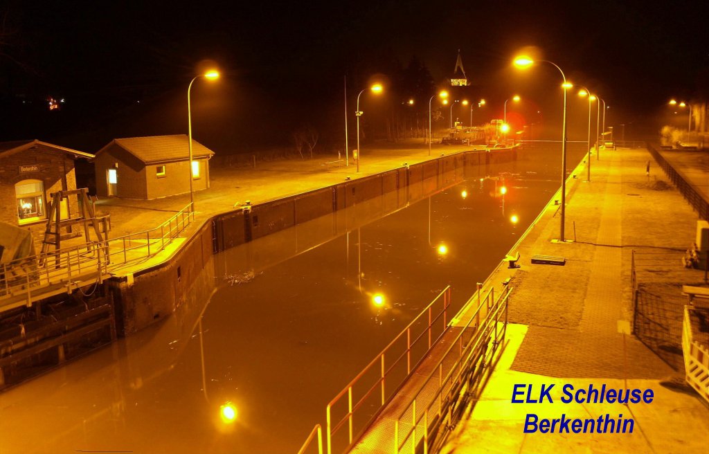 Schleuse Berkenthin im Elbe Lbeck Kanal, ist die fnfte von insgesamt sieben Schleusen in Richtung Lbeck. Diese Abendaufnahme zeigt, dass aus Richtung Lbeck in die Schleuse eingefahren werden kann, die Schwenktore sind eingefahren nachdem der Wasserstand reguliert wurde. Aufgenommen: 21.12.2011 um 18:44 Uhr.