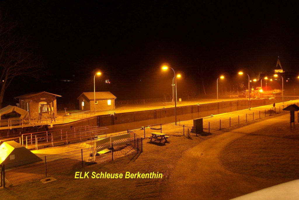 Schleuse Berkenthin im Elbe Lbeck Kanal, Einfahrt in die Schleuse zur Aufschleusung in Richtung Lauenburg/Elbe mglich. Aufgenommen: 21.12.2011