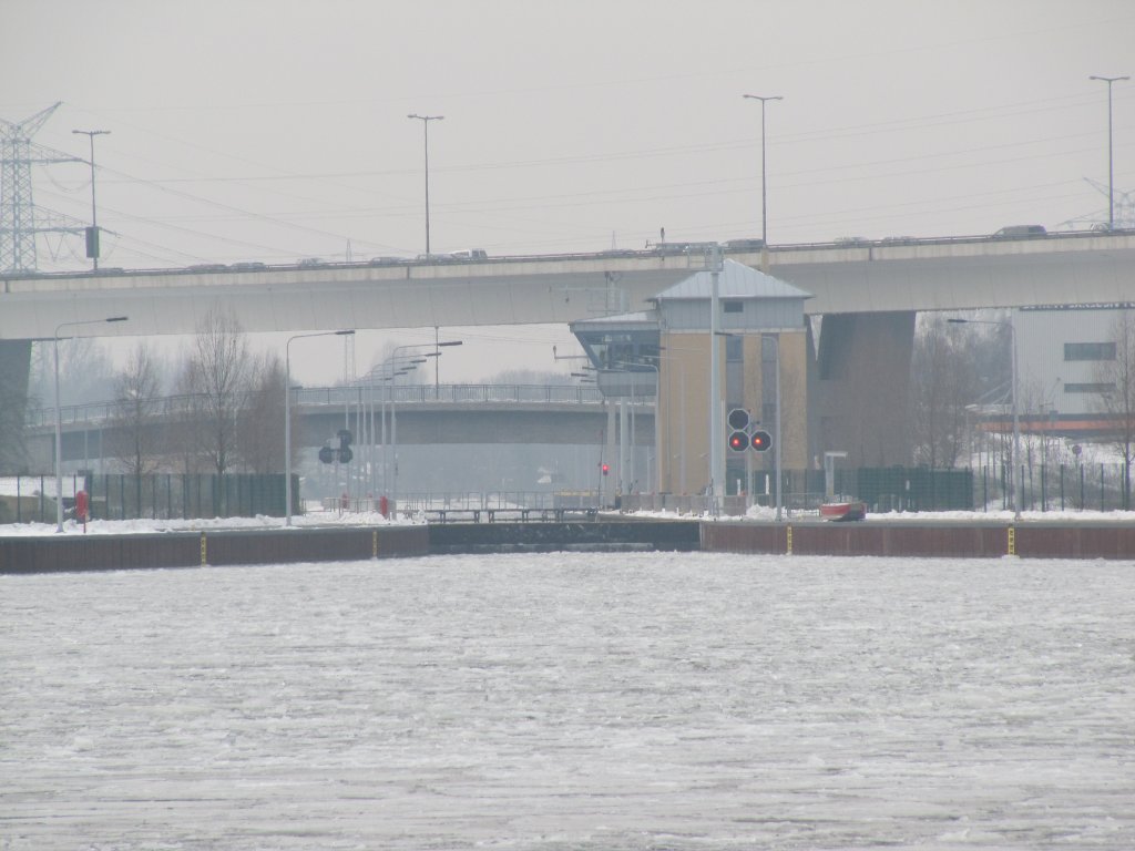 Schleuse Charlottenburg. Hier trifft sich die Spree mit dem Westhafenkanal. Diese Schleuse wurde für das Verkehrsprojekt Nr.17 neu Erbaut. Eisgang am 24.01.2010 