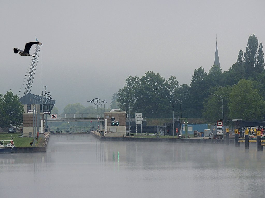 Schleuse DETZEM (Mosel-KM166); ist fr einen Talwrts-Schleusenvorgang bereit; 120827