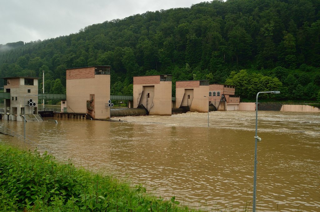 Schleuse Guttenbach, am Samstag den 1.6.2013. Klar bei der Menge an Neckar ruht natrlich der Schleusenbetrieb.