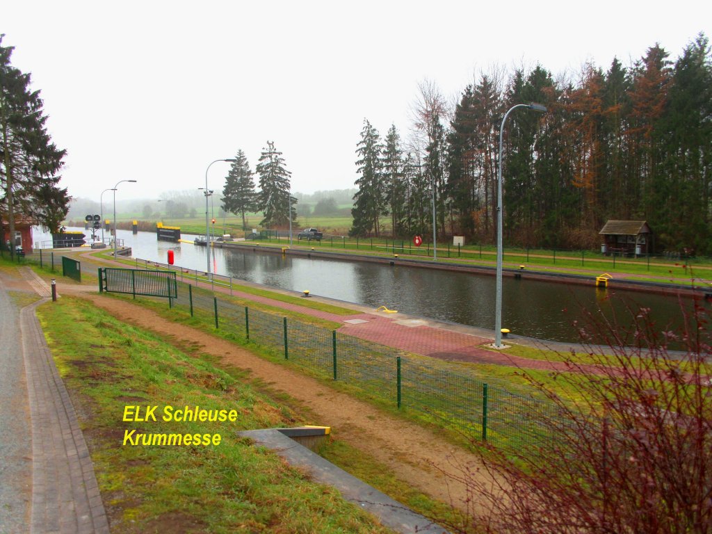 Schleuse Krummesse im Elbe Lbeck Kanal, der Wasserstand, in der sechsten von sieben Schleusen, ist reguliert, das Schleusentor abgesenkt und bereit ein Schiff in Richtung Lbeck herabzuschleusen. Aufgenommen: 23.11.2011