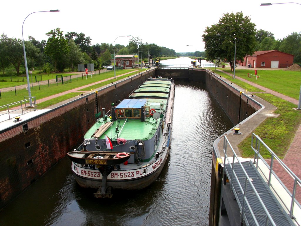 Schleuse Neu Lankau  DONNERSCHLEUSE  im ELK, ist die 3. Schleuse von Lauenburg kommend. Das GMS BM 5523 aus Polen ist gerade von Behlendorf / Lbeck kommend zur Aufschleusung eingefahren. Aufgenommen: 12.7.2011, 14:00 Uhr.