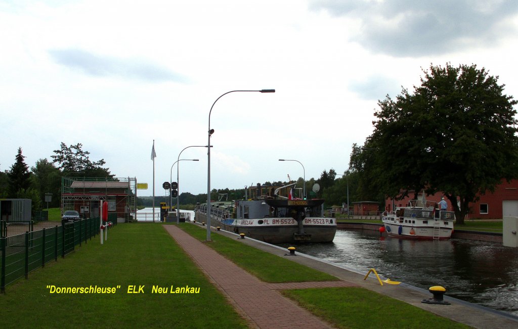 Schleuse Neu Lankau  DONNERSCHLEUSE  im ELK, die 3 von insgesamt 7 Schleusen im Elbe Lbeck Kanal. Das GMS BM 5523 ist hochgeschleust, das Senktor in Richtung Lauenburg ist bereits abgesenkt und die Fahrt kann weitergehen.Der Blick ist von der Kanalbrcke der K 35.
Aufgenommen: 12.7.2011, 14:15 Uhr.