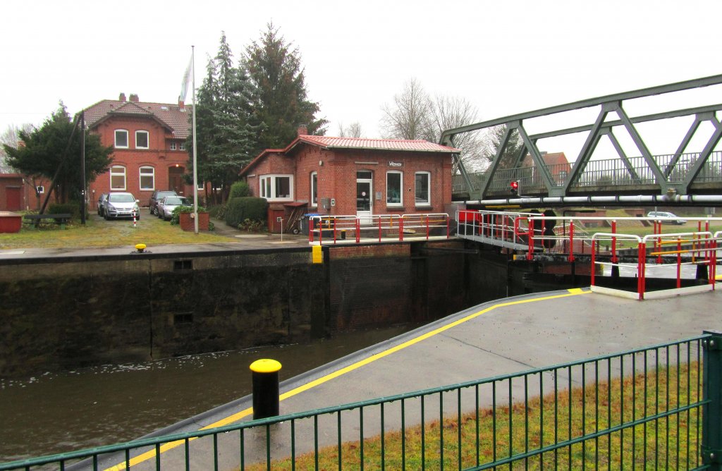 Schleuse Witzeeze im Elbe Lbeck Kanal, das gerade herabgeschleuste GMS ist bereits aus der Schleuse in Richtung Lauenburg weitergefahren und der Schleusenmeister schliet gerade die Schwenktore... Aufgenommen:  22.12.2011