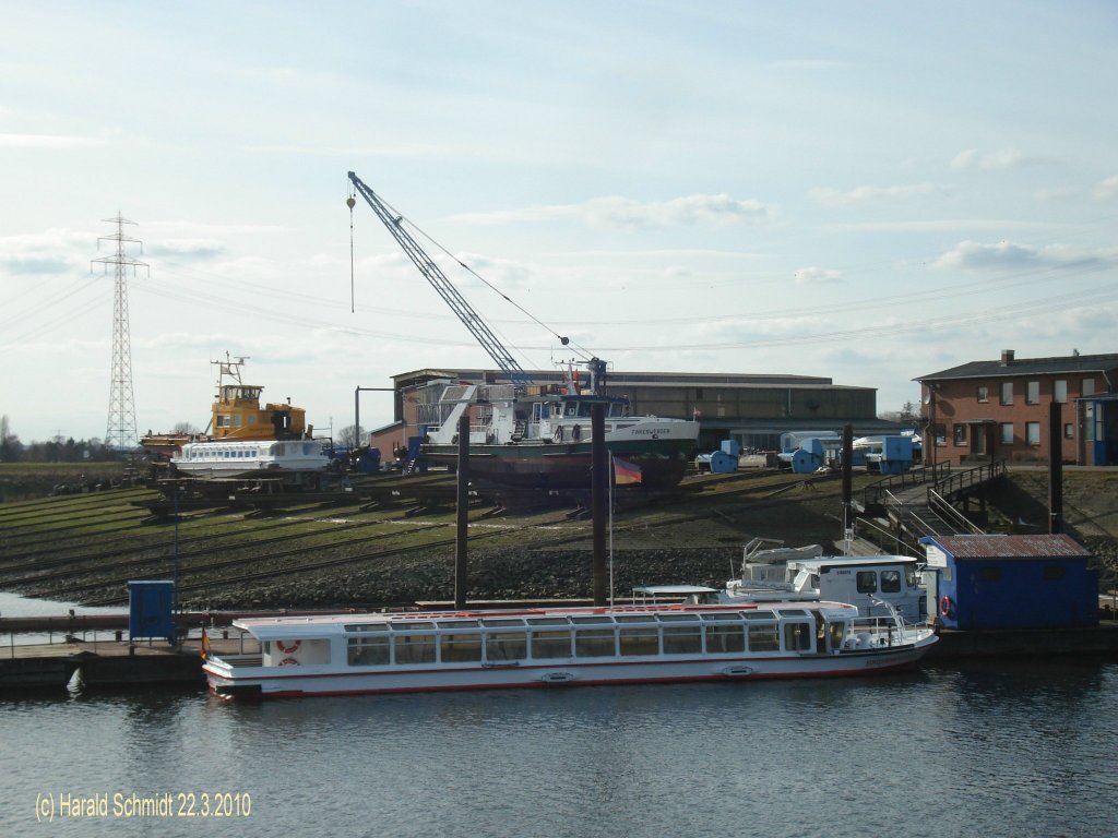 SCHLEUSENWRTER S.C. am 22.3.201, vor der SBB-Werft, Oortkaten /
Barkasse / La 24,72 m, B 5,22 m, Tg 1,26 m / Diesel-Elektrisch,  225 kW, an der Welle 90 kW / 108 Sitzpltze / Baujahr 1990 / Zulassung als Hafenschiff / 
