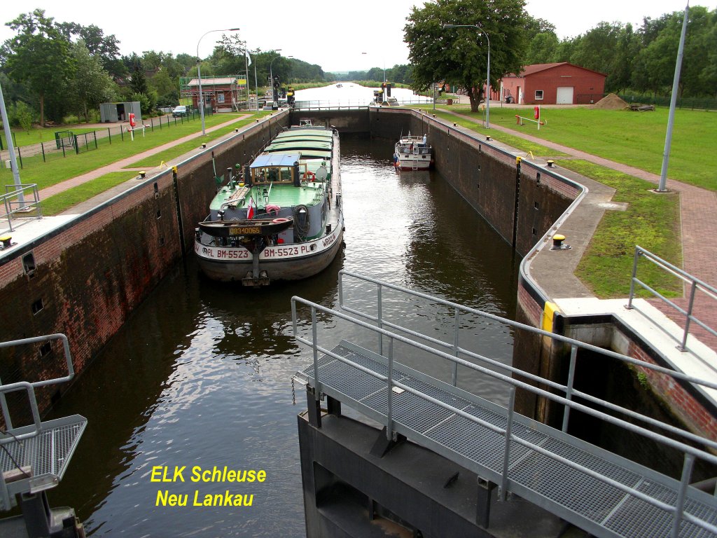 Schlieung der Schleusentore der  Donnerschleuse  am ELK bei Neu Lankau. Blick von der Straenbrcke zum talwrts eingefahrenen polnischen GMS BM5523.
Aufgenommen: 12.7.2011