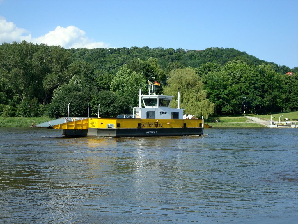 Schlofhre in Dresden,
die Autofhre verkehrt zwischen den Stadteilen Pillnitz und Kleinzschachwitz,
Juni 2010