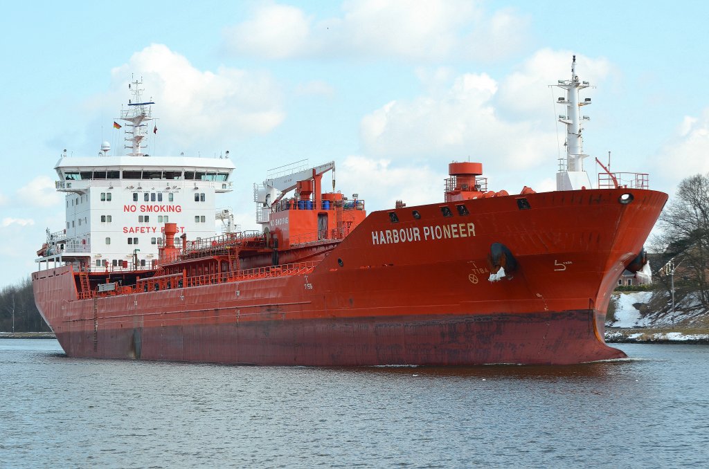 Schn anzusehen das Eis an den Ankern des Tankers Harbour Pioneer IMO-Nummer:9572757 Flagge:Portugal Lnge:162.0m Breite:23.0m Baujahr:2010 Bauwerft:Yangfan Group,Zhoushan China aufgenommen am 31.03.12 im Nord-Ostsee-Kanal bei Rendsburg.