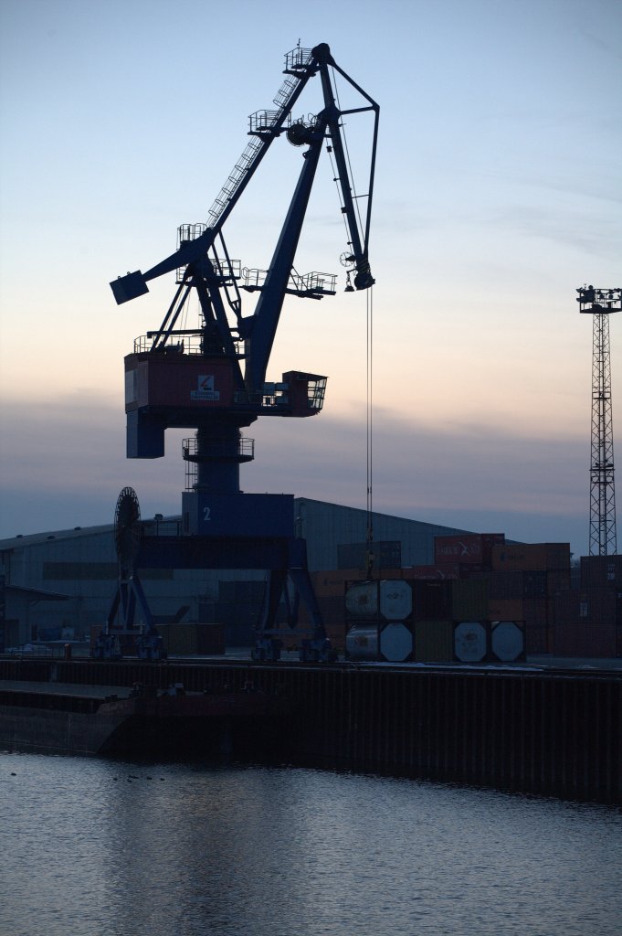 Schn filigran stellt sich dieser moderne Kran im Elbhafen Riesa dem Betrachter.
16.03.2013   18:27 Uhr.