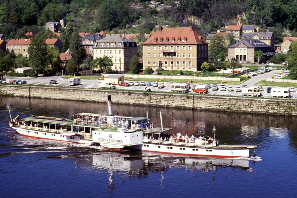 Schon eine sehr alte Aufnahme: 4.5.1990
Der Raddampfer  Kurort Rathen  stoppt seine Fahrt,
um in Bad Schandau anzulegen.