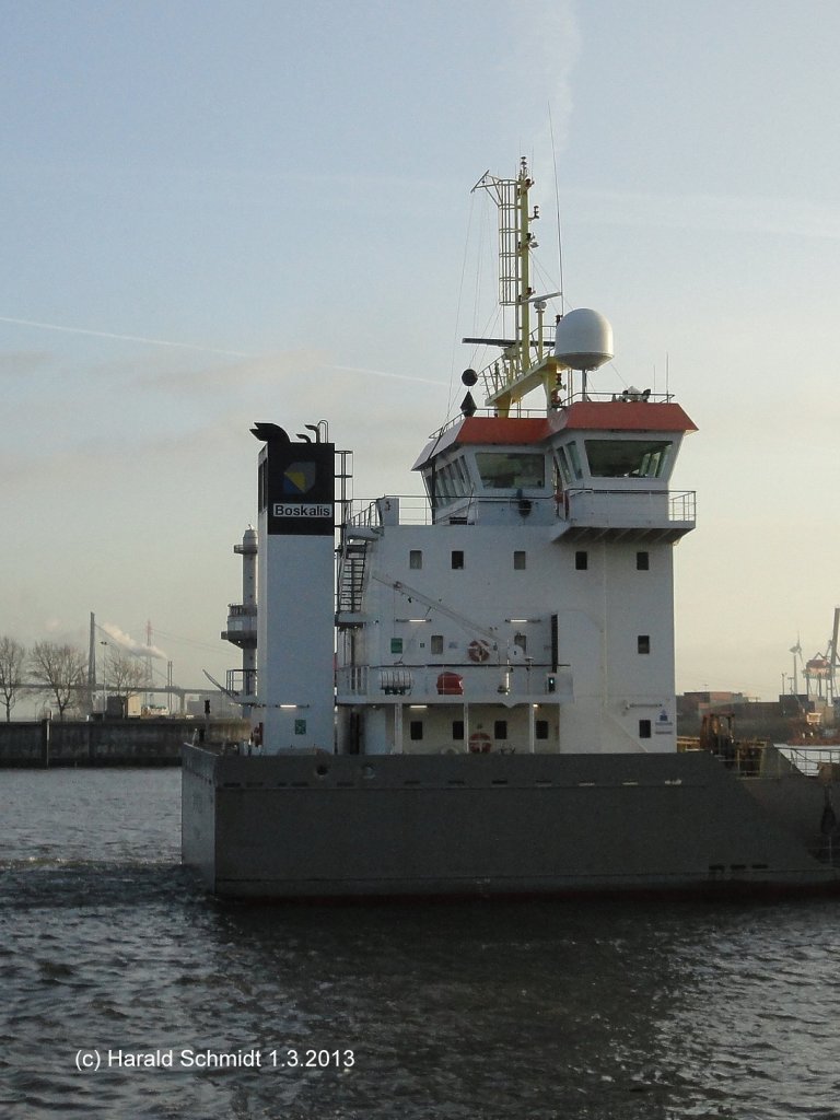 Schornsteinmarke der SHOALWAY (IMO 9556337) am 1.3.2013, Hamburg, Elbe Hhe Altona /
Saugbagger / BRZ 4.088 / La 90 m, B 20 m, Tg 3,8 m / 2010 bei Intervak Scheepswerft, Harlingen, NL / Eigner + Manager: Royal Boskalis Westminster, Papendrecht, NL / Flagge: Zypern, Heimathafen: Limassol /
