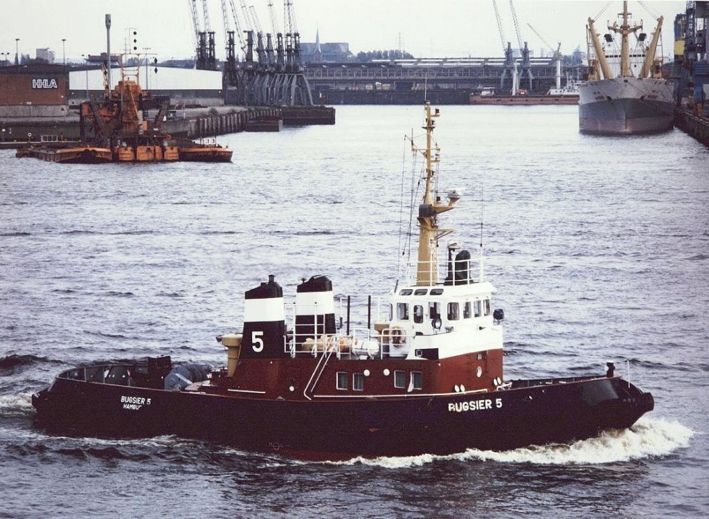 Schottelschlepper Bugsier 5 auf der Elbe vor dem Steinwerder Hafen (1987), das waren noch Zeiten als man am Sonntag vom Parkdeck eines Lagerhauses aus fotografieren konnte, heute flanieren hier die Kreuzfahrer