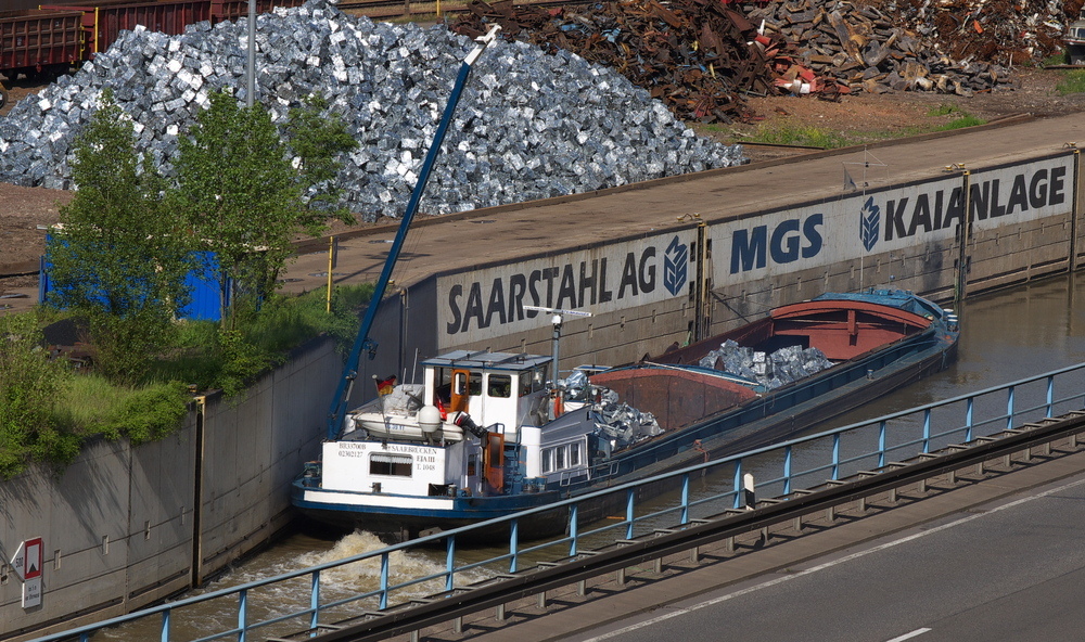 Schrottnachschub fr Saarstahl - 

Nicht nur per Bahn sondern auch mit dem Schiff wird Schrott nach Vlklingen transportiert. Man mu aber schon Glck haben um ein Binnenschiff in Vlklingen zu erwischen.

Eja III gibt noch einmal volle Drehzahl auf die Schraube um am Kai anlegen zu knnen.

Bis zum  Heimathafen  Saarbrcken hat man ja nicht mehr so weit. Das Schiff hat nicht nur einen Namen sondern auch wie Loks eine Kennnummer - 02302127 -

Das Schiff (Ursprung 1904 mit Modernisierungen) hat eine Lnge von 66,68 Meter eine Breite von 8,07 Meter und einen Tiefgang von 2,84 Metern. Der Antrieb erfolgt ber einen Detroit Diesel 455 pk.

14.06.2012