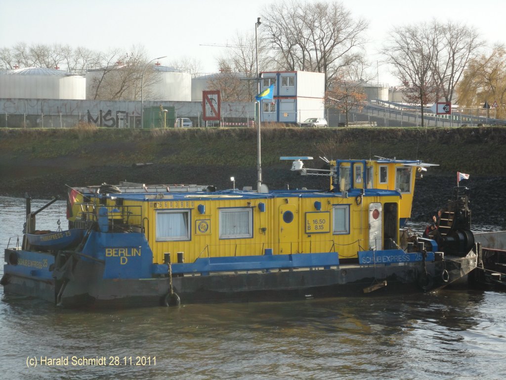 SCHUB EXPRESS 25 (ENI 05603880) am 28.11.2011, Hamburg, Elbe vor dem Bubendeyufer /
Kanal-Schubschiff KSS 300 / La 16,5 m, B 8,15 m, Tg 1,57 m /1985 bei VEB Yachtwerft Berlin-Kpenick / 
