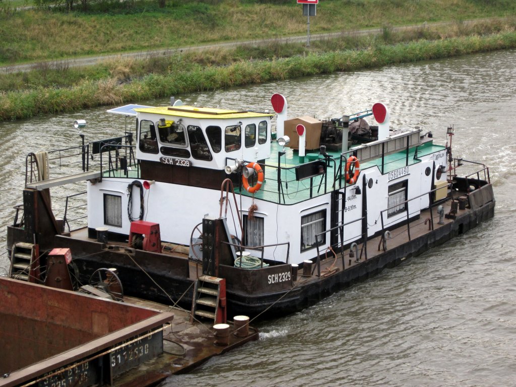 Schubboot 2329 , 5604490 , 14 x 8.16 , am 25.10.2011 bei Kader Schleuse auf dem EHK mit Fahrtrichtung Schleuse Wusterwitz.