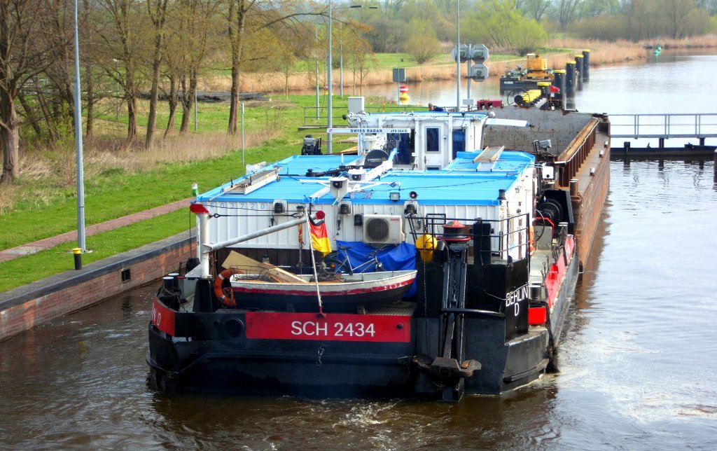 Schubboot 2434 ENI 05603720, hat den Leichter in der Schleuse festgemacht und drckt nun mit dem Schubboot an die Pier...
Aufgenommen: 15.4.2012