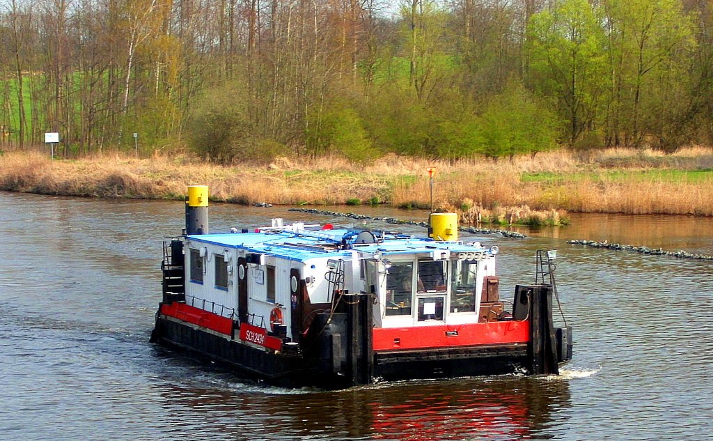 SCHUBBOOT 2434 ENI 05603720, hat seinen GLS 3822 ENI 05610570 vor der Lbeck-Bssauer-ELK-Schleuse kanalabwrts am Dalben festgemacht und bereits durch 2 Schleusen, jetzt vor der Einfahrt in die Berkenthiner ELK Schleuse, um die beiden GLS 3515 und 7039 abzuholen...  Aufgenommen: 15.4.2012