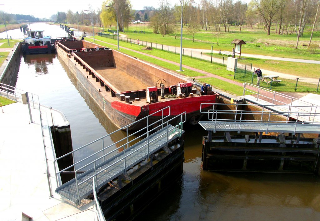 SCHUBBOOT 2434 hat seine beiden GLS 7039 vorn und 3515 dahinter in die Berkenthiner ELK Schleuse geschoben, und den Schuber achtern quer gelegt, um gemeinsam durchgeschleust zu werden...  Aufgenommen: 15.4.2012