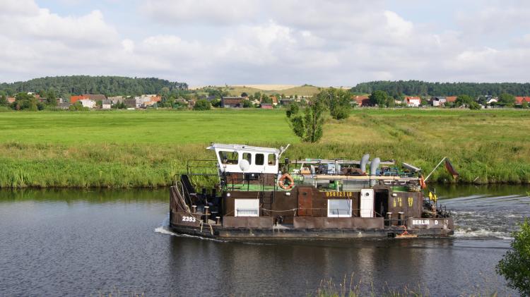 Schubboot 2553 aus Berlin am 15.07.13 um 07:18 Uhr in der Hohensaaten - Friedrichstaler - Wasserstrae bei Fahrt in Richtung Hohensaaten