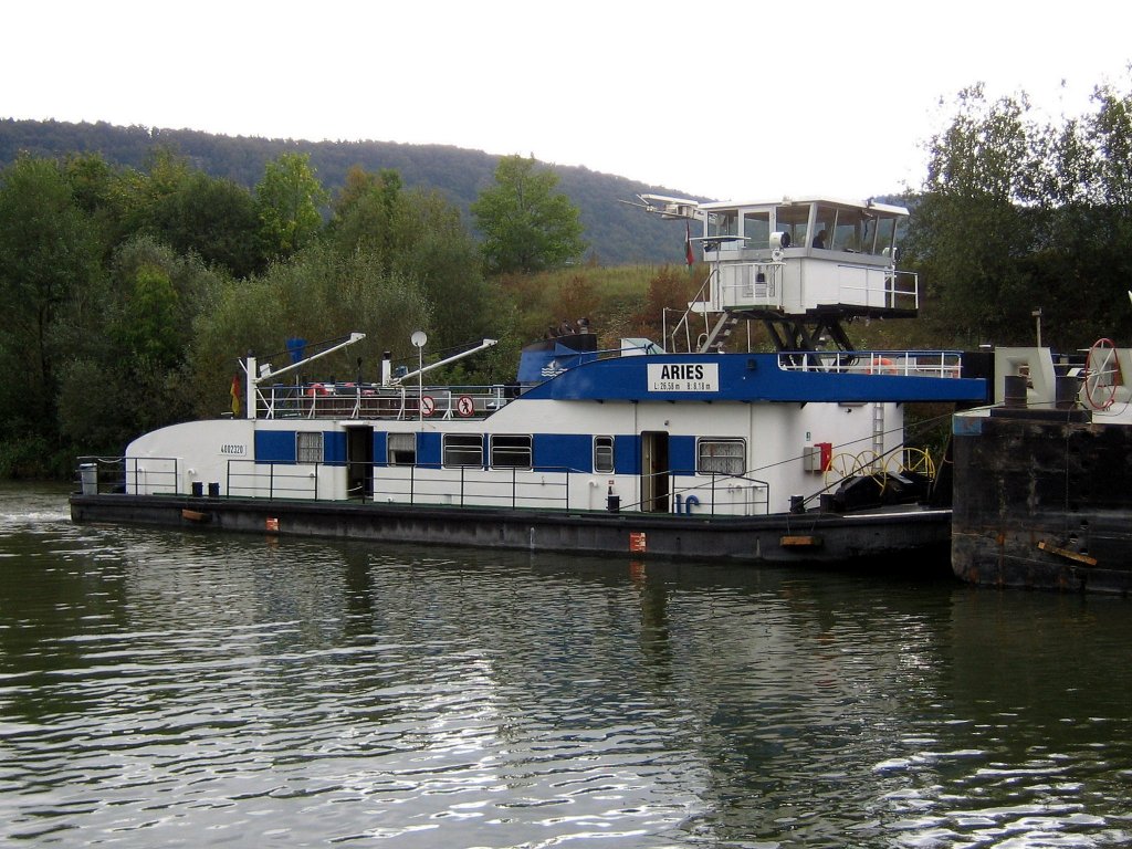 Schubboot Aries , 4002320 - 26.58 x 8.18 , gemeldet in Regensburg , hier am 01.10.2006 im Unterwasser der Schleuse Dietfurt.