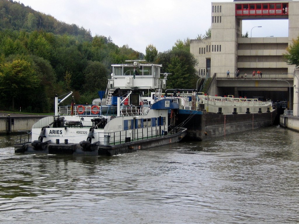 Schubboot Aries , 4002320 , schiebt am 01.10.2006 seinen Tank-Schubverband in die Schleuse Dietfurt - im Main-Donau-Kanal.