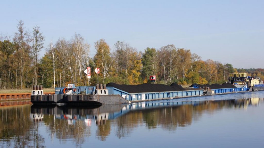 Schubboot Bizon - 0 - 148 am 20.10.12 gegen 14:20 Uhr auf dem Oder - Havel - Kanal bei Marienwerder. Bild 1
Das Boot gehrt zu OT - Logistics Sczeczin