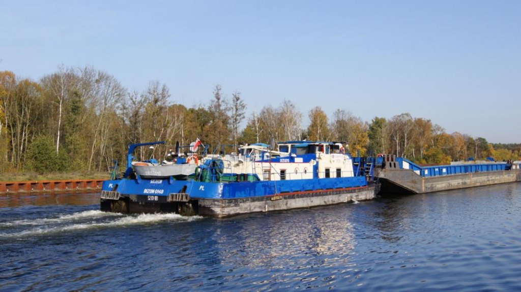 Schubboot Bizon - 0 - 140 am 20.10.12 gegen 13:45 Uhr auf dem Oder - Havel - Kanal bei Marienwerder. Bild 2
Das Boot gehrt zu OT - Logistics Sczeczin