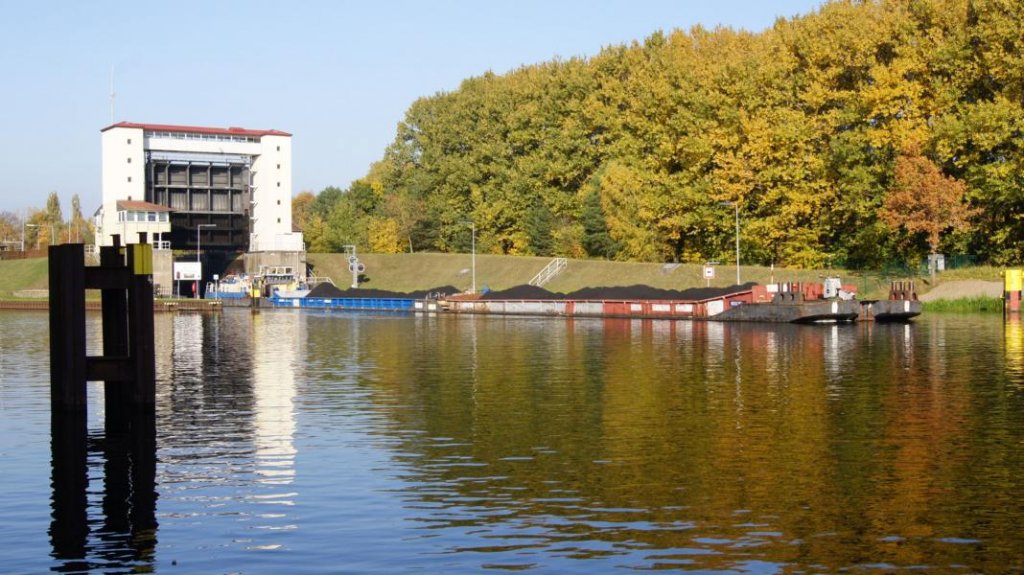 Schubboot Bizon - 0 - 119 OT Lopgistics/Stettin in Lehnitz 21.10.12 15:15 bei Ausfahrt aus der Schleuse Richtung Lehnitzsee.