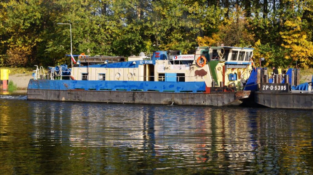 Schubboot Bizon - 0 - 119 von OT - Logistic / Stettin in  Lehnitz 21.10.12 15:15 Uhr nach Ausfahrt aus der Schleuse in Richtung Lehnitzsee. Nach Westhafen?