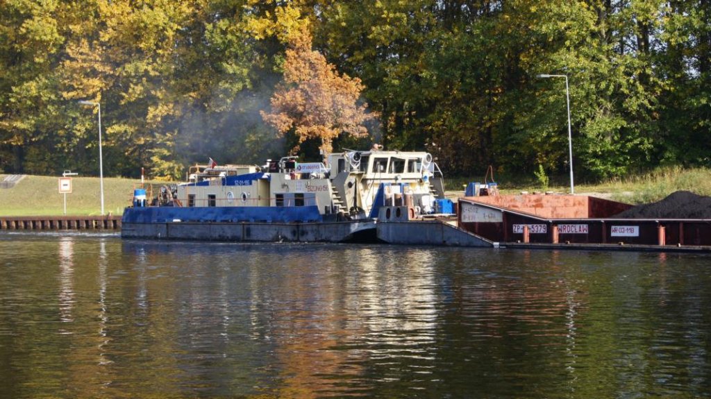 Schubboot Bizon - 0 - 156 OT Logistic/ Stettin in Lehnitz 21.10.12 13:40 Uhr nach Ausfahrt aus der Schleuse in Richtung Lehnitzsee. Westhafen ?