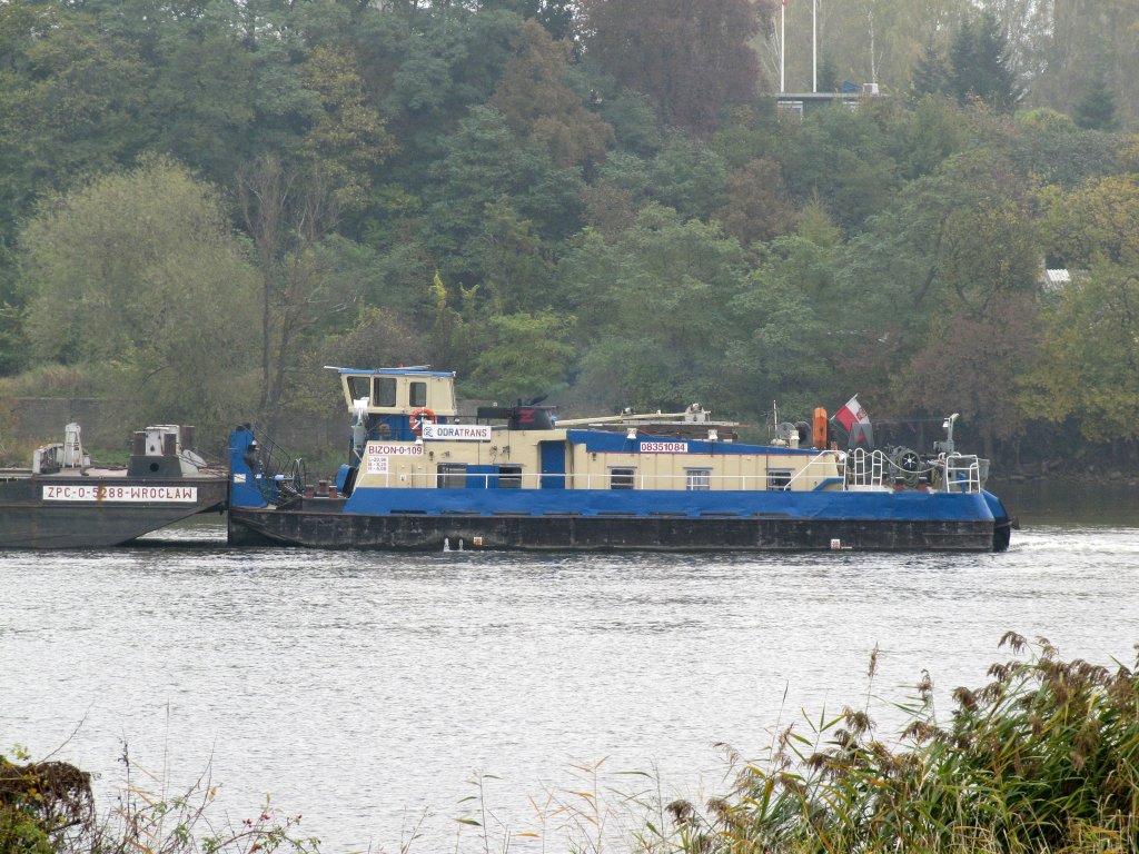 Schubboot Bizon-0-109 der Odra Trans , 08351084 , am 24.10.2011 auf der Oder zu Tal bei der Polnischen Ortschaft Widuchowa.