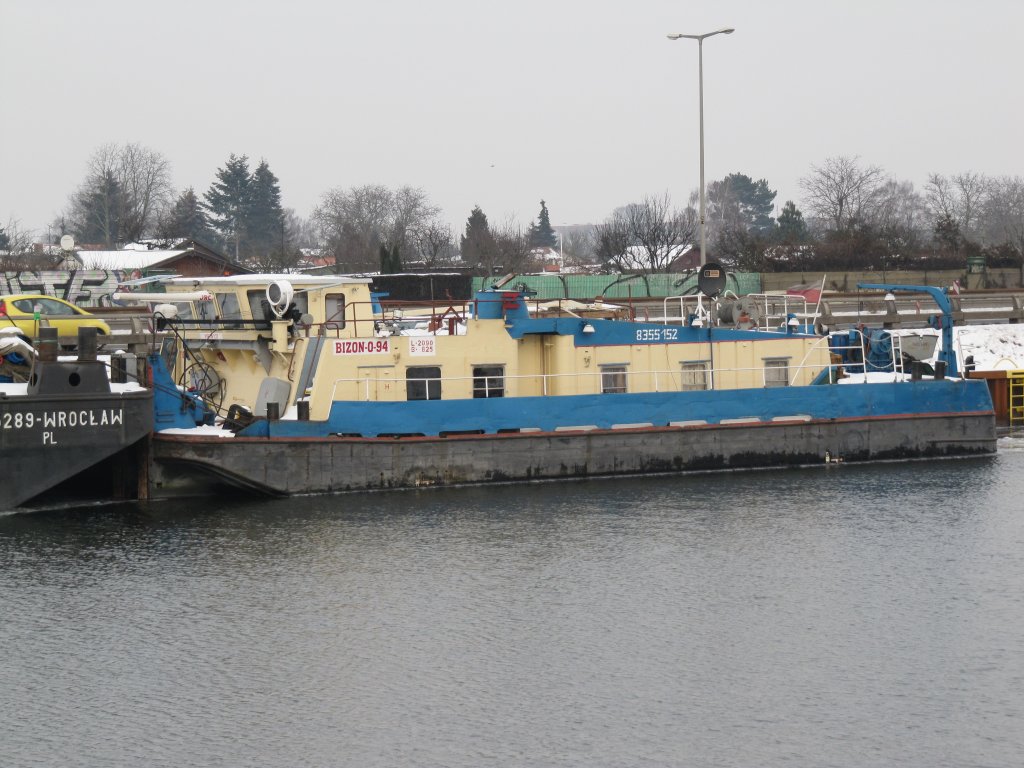 Schubboot Bizon-0-94 aus Polen berwintert am 24.01.2010 im Berliner Westhafenkanal.