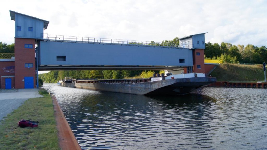 Schubboot Bizon 0-94 unterwegs auf dem Oder - Havel - Kanal bei Marienwerder in Richtung Eberswalde. 03.10.12 15:30 Uhr.